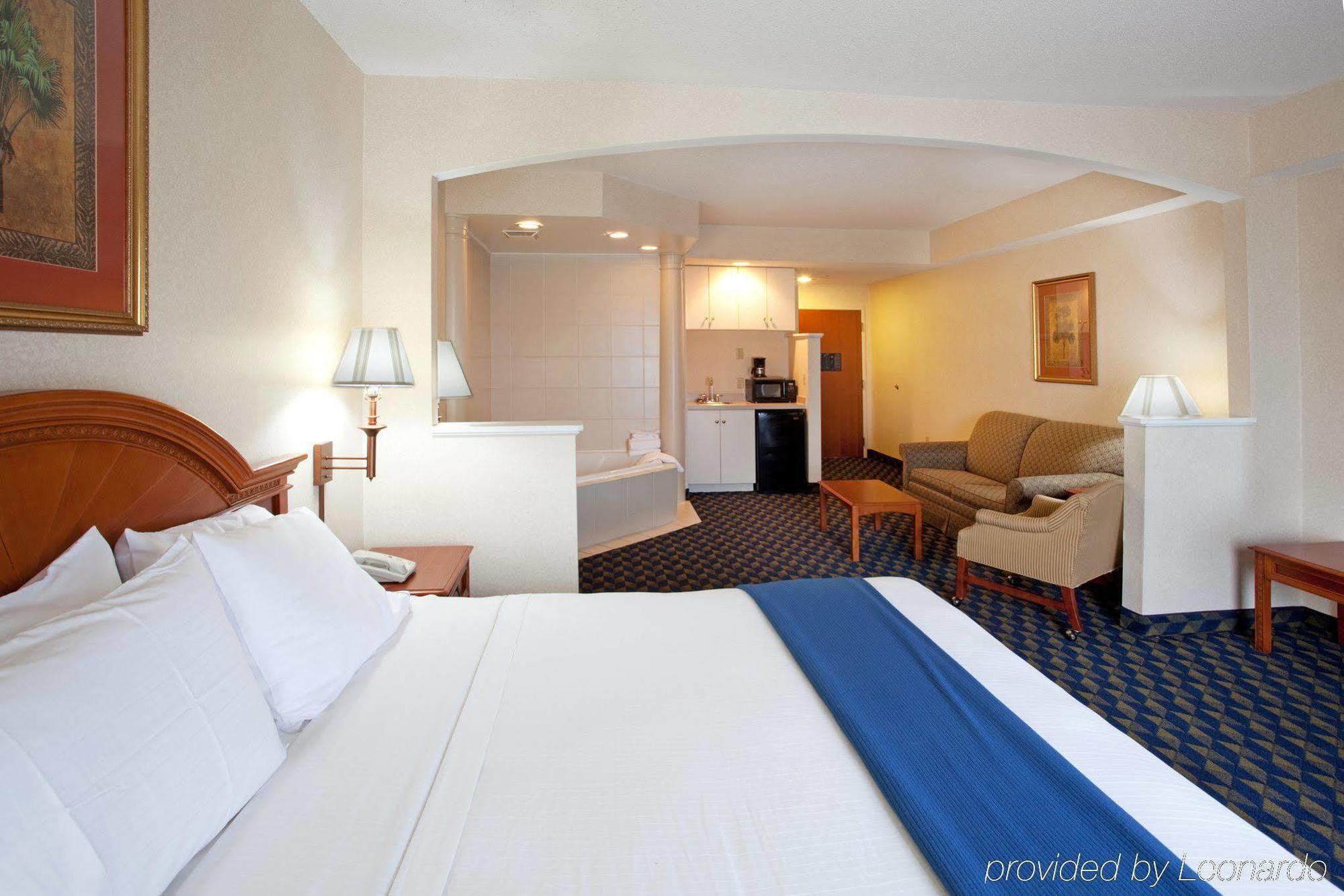 Holiday Inn Express & Suites Orangeburg, An Ihg Hotel Exterior photo